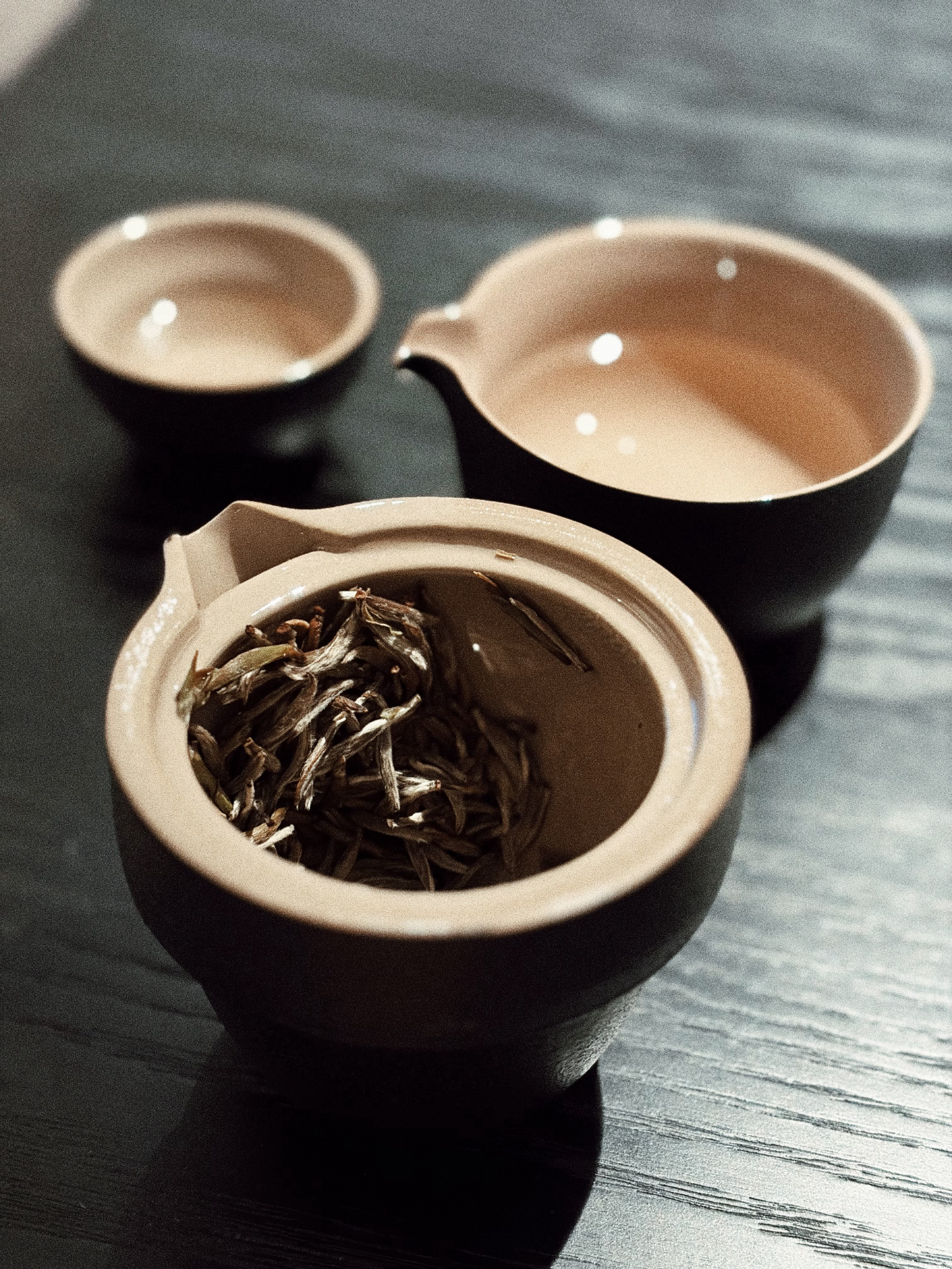 把心放宽，把事看淡，把茶泡满。生活从来不会辜负认真向前的人。你只管努力，剩下的交