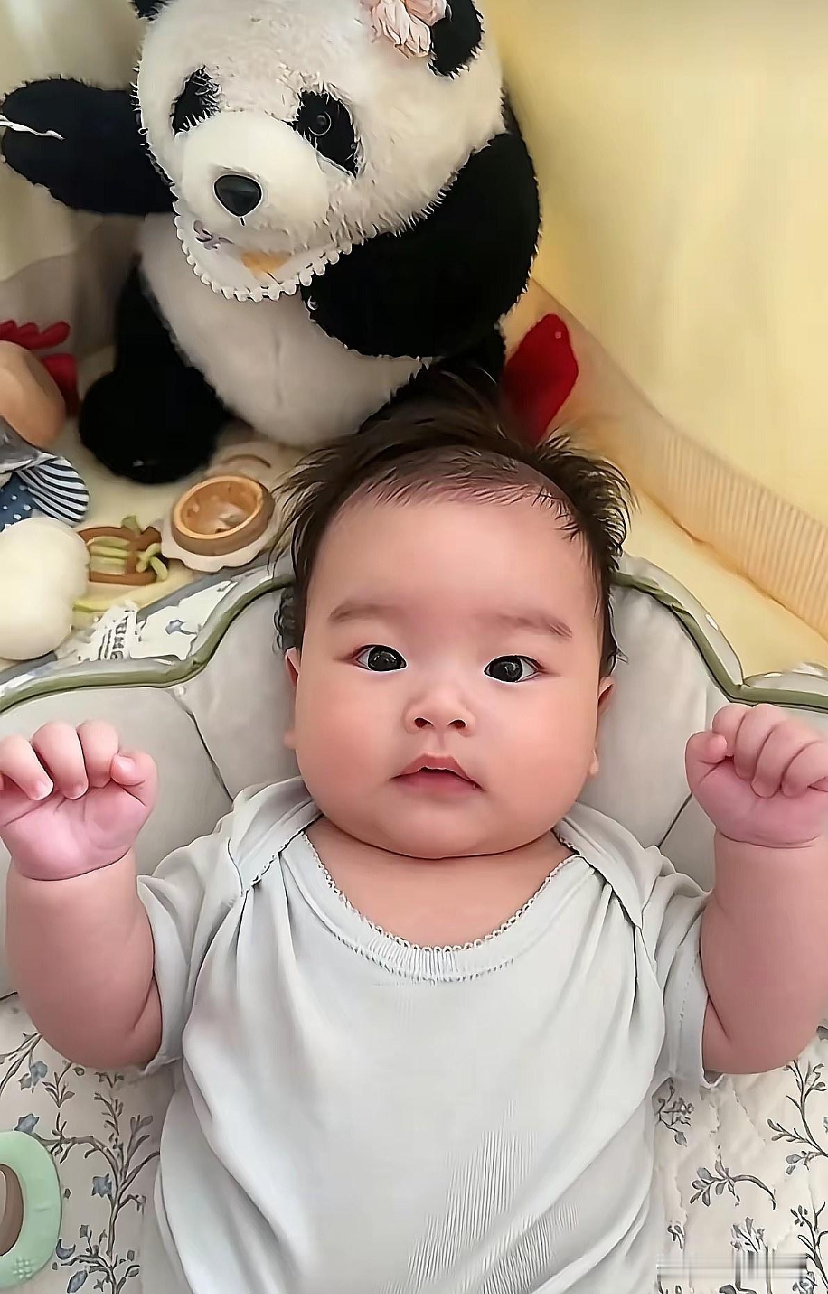 三个多月就认人，还专挑爷爷和爸爸，这小机灵鬼！

刚看到大壮的照片，这个握紧小拳