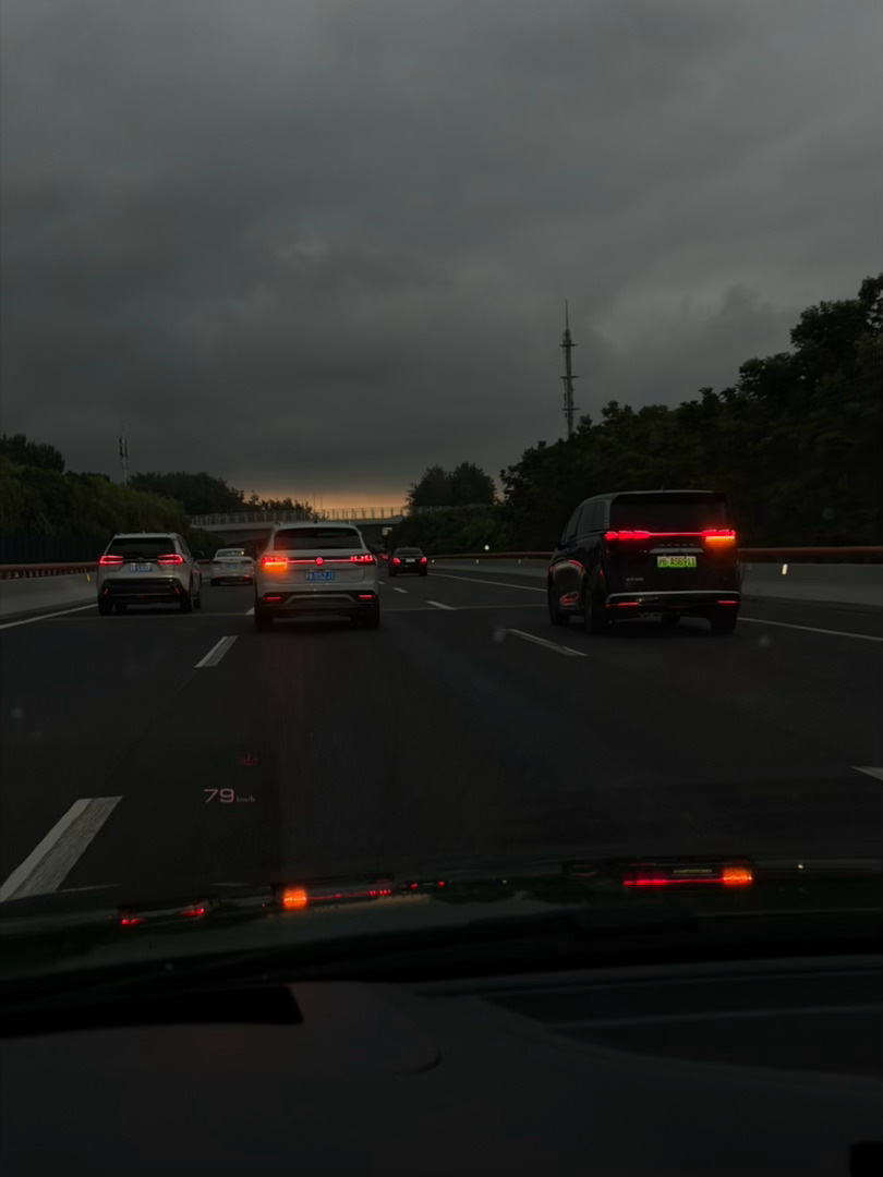 高速上突然下起大暴雨，还开始大堵车两个多小时的路，四个小时才到上海，到了上海有一