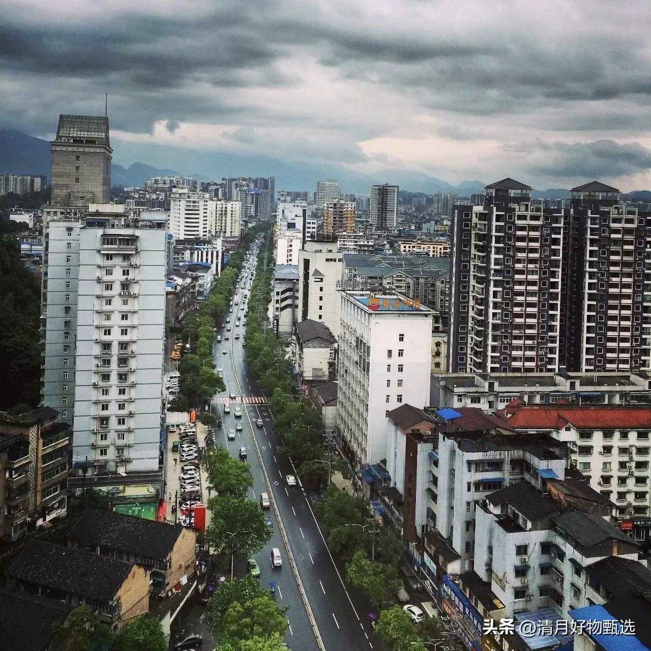 今天我去逛街，虽然没有买什么东西，但当作一次放松的散步。走着走着，来到了一个卖茶