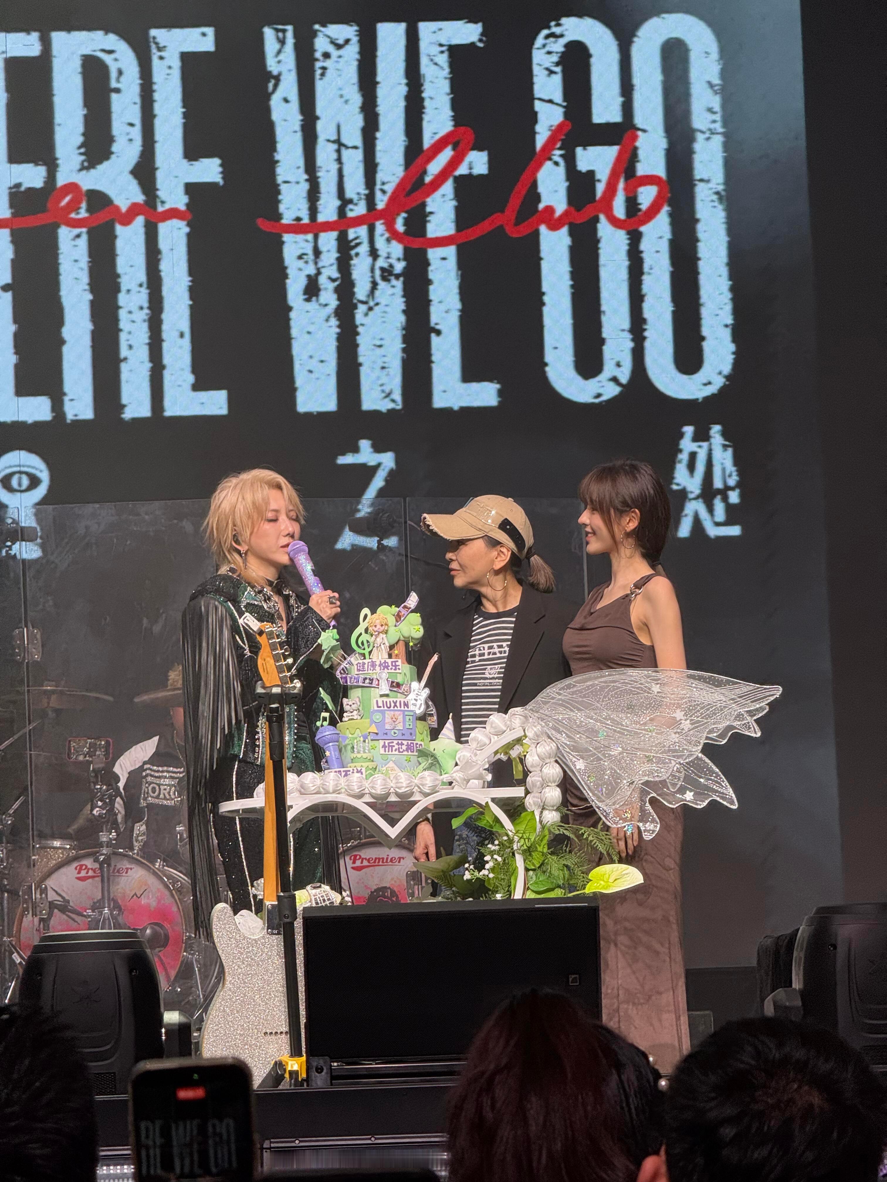 张予曦王琳现身刘忻上海巡演张予曦王琳突袭刘忻巡演现场 生日场的惊喜不是彩排好的，
