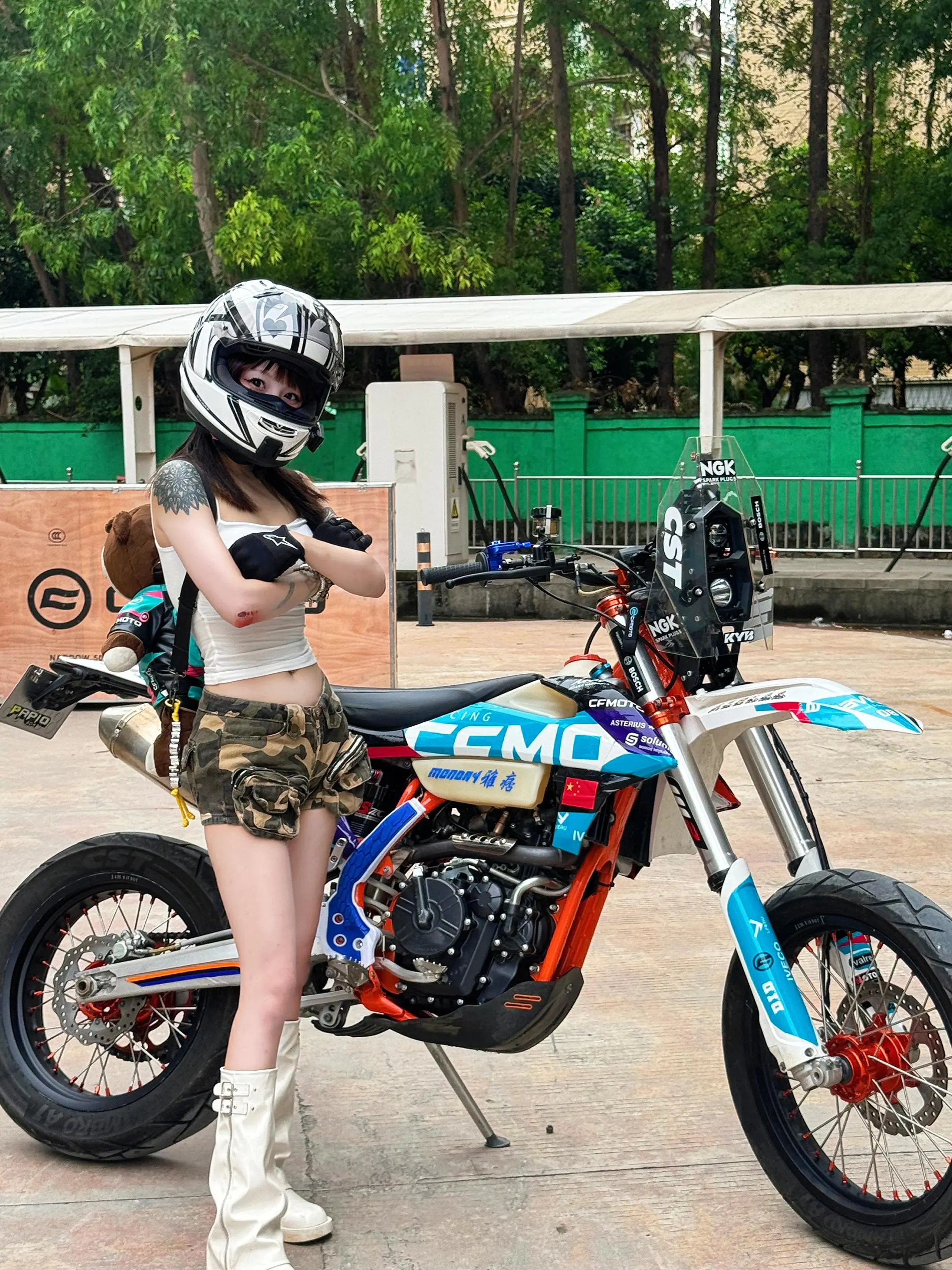 看看谁的车这么帅 当然是我男朋友的