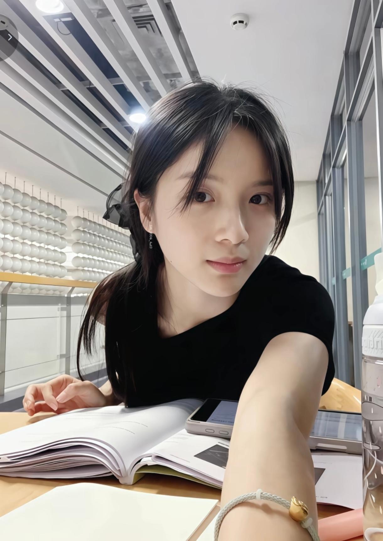 谁能想到《给阿嬷的情书》谢南枝的主演李思潼，竟是跟表演专业毫不搭边，也没有任何表