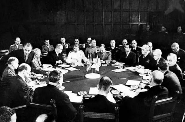 1940年11月12日，柏林纳粹万字旗在深秋寒风中飘扬，车站铺上了红地毯。苏联外