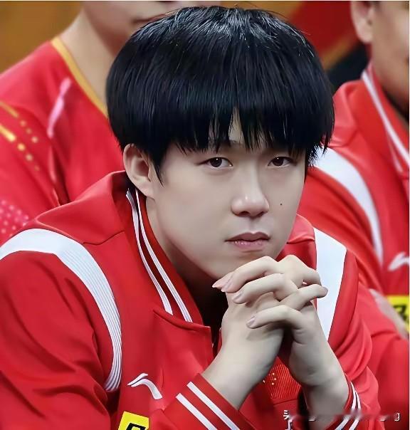 王楚钦，一路披荆斩棘
终于站上最高领奖台
这份荣耀，真的太不容易了
每一滴汗水都