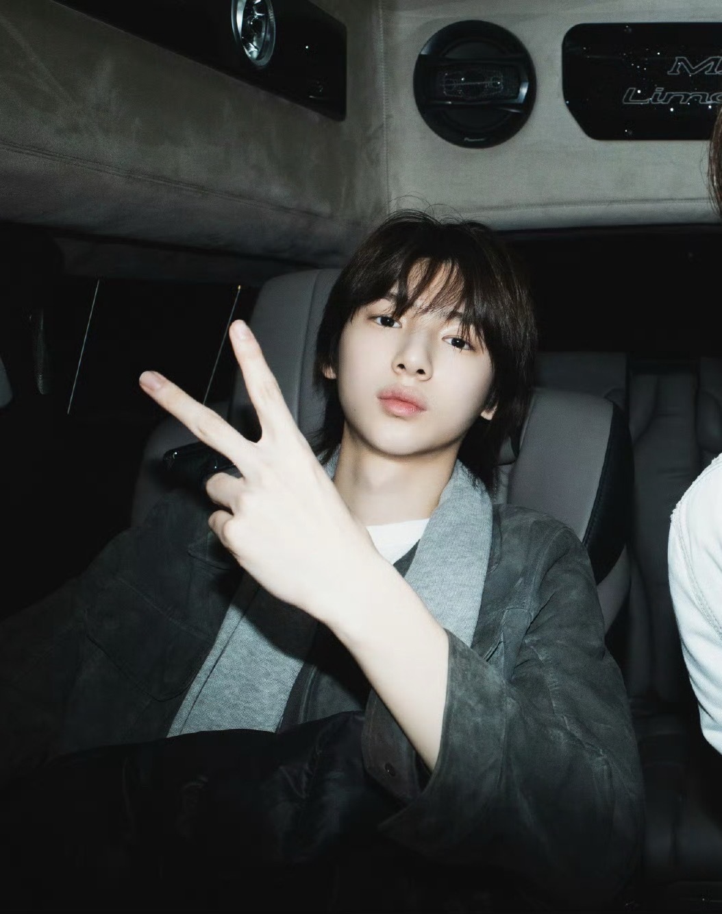 -一左一右比个耶✌️