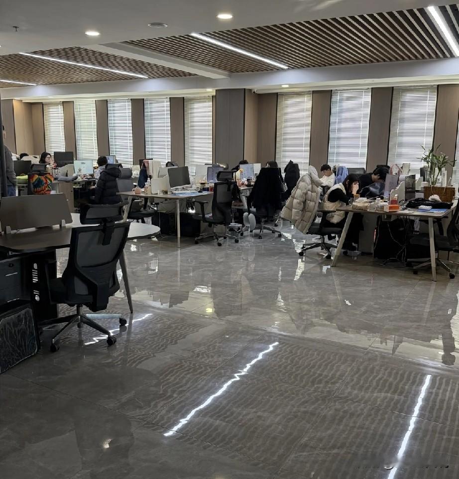 网友私信说前两天他开完庭，正准备出门的时候居然看见公司人事竟然从另一个门去了仲裁