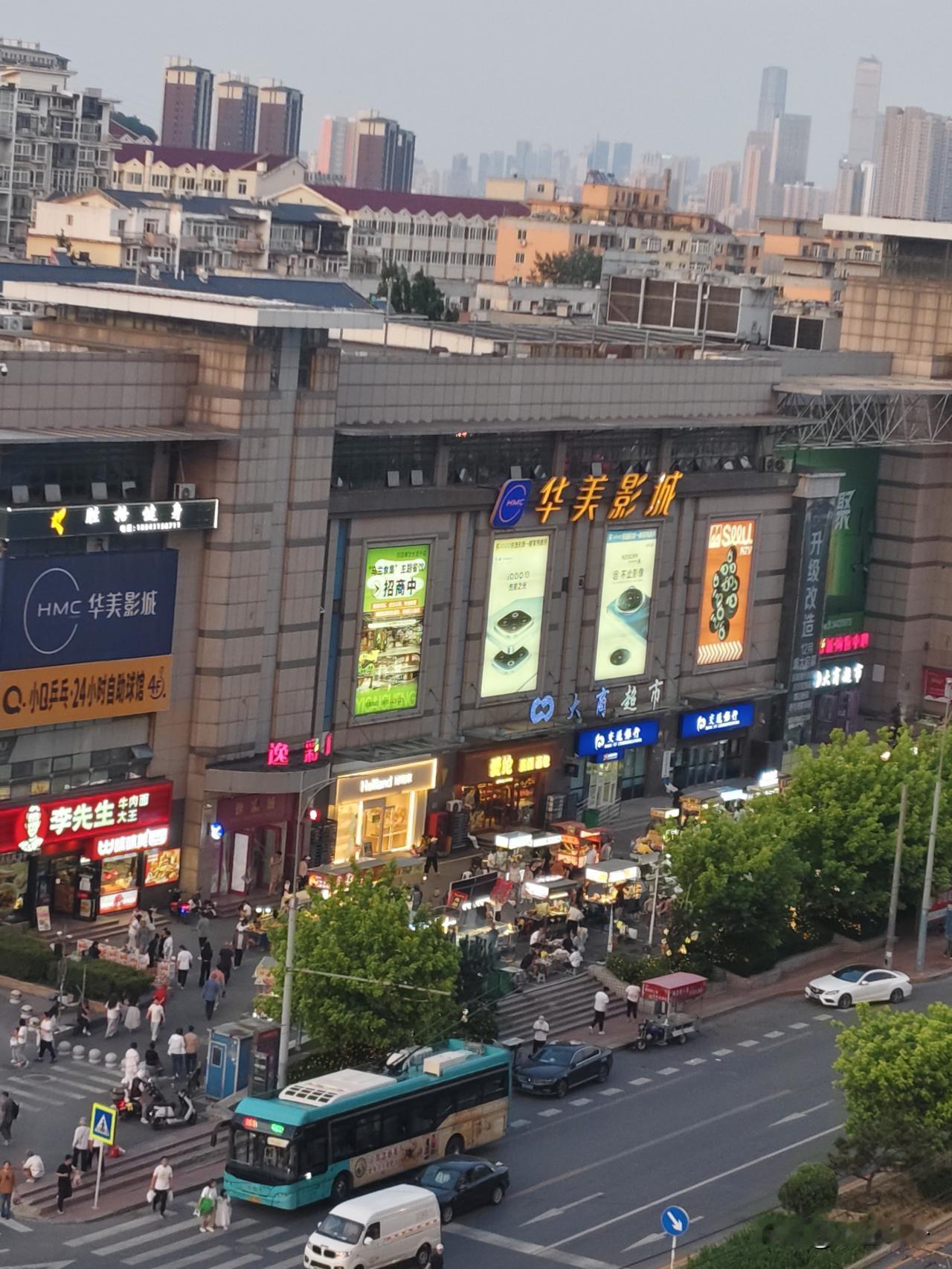 俺家楼下现在挺热闹的，新玛特这一堆乱七八糟的小吃，楼下的烧烤店才开外面也是二三十