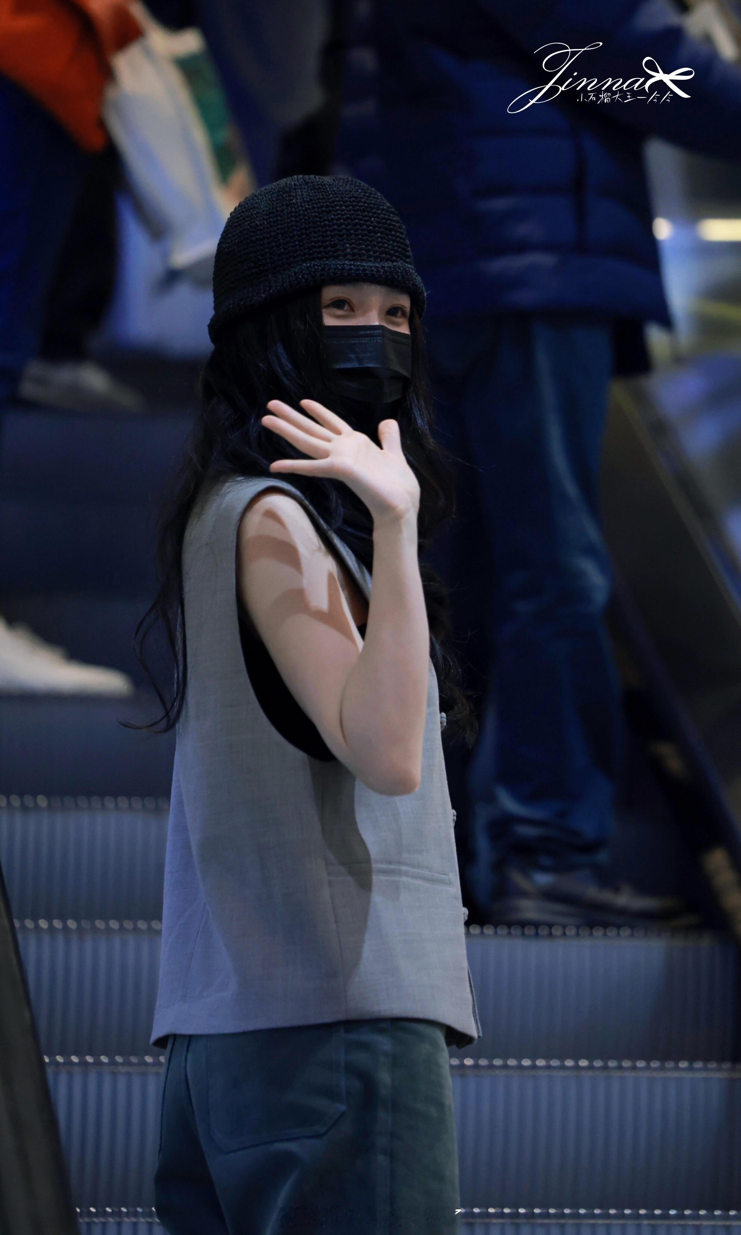 虞书欣GoldGala结束返程，新中式穿出了乖乖女的感觉，百变欣欣