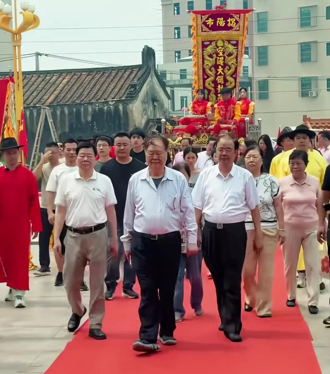广东汕头洋美村吴氏祖祠接祖庆典，中间长者是大哥吴国明，戴眼镜的是知名旅港潮商吴镇