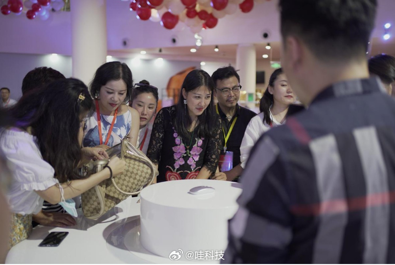 刚问对象，如果衣服因为原材料成本上涨变贵了该怎么办，她的回答还挺有意思：一是选棉