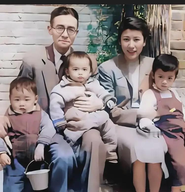 1960年，一个阳光正好的日子，梁思成和外孙余晓东、余江、孙子梁鉴及儿媳周如枚拍