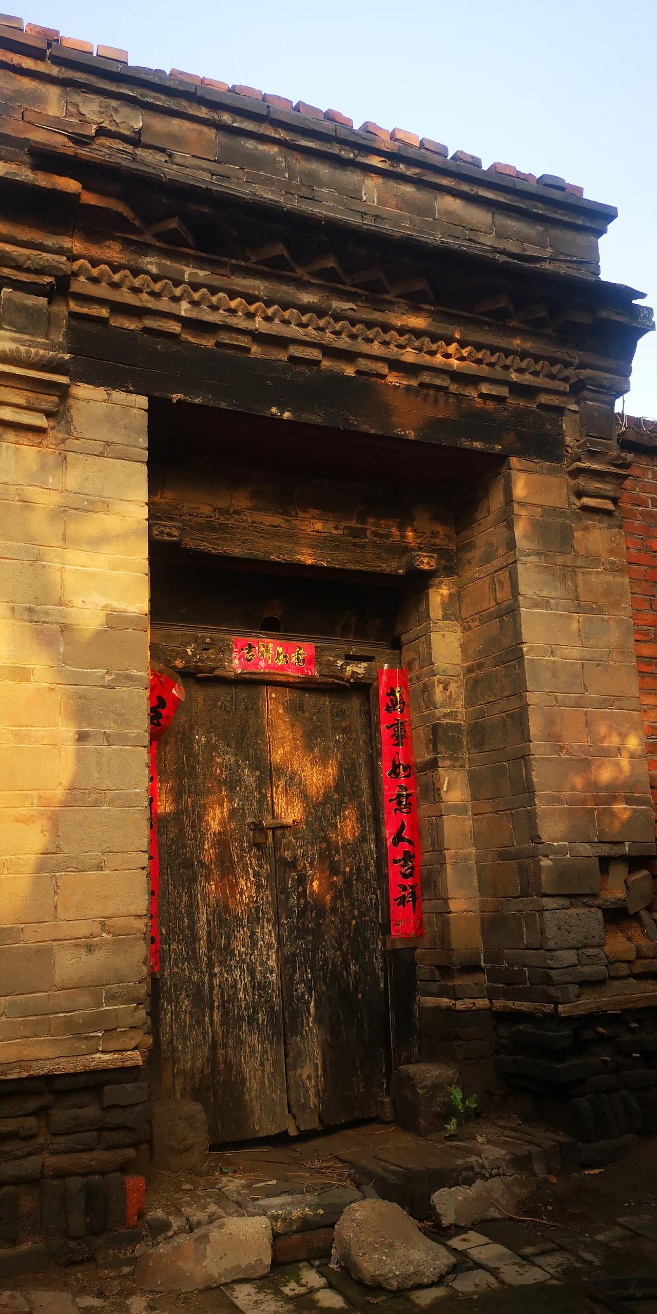 在辛集澳森大街和教育大道交叉口东北角，有一个小村庄。叫摇头村。 

村子里有几座