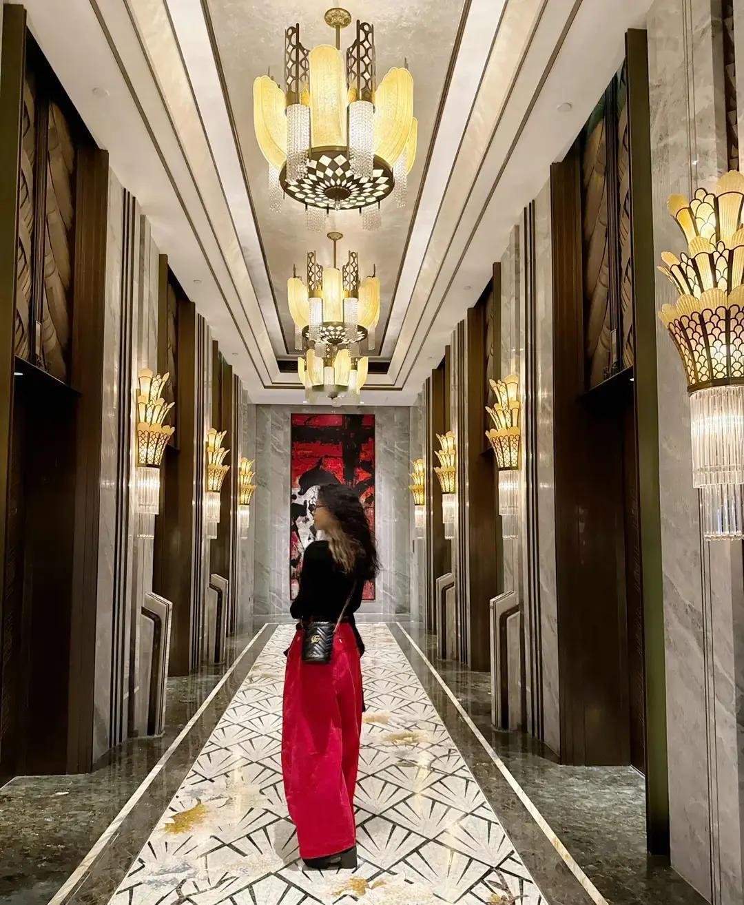 穿错红裤，春节白过！
 
我元旦那天套了条红得发亮的牛仔裤出门，三分钟被拦下两次