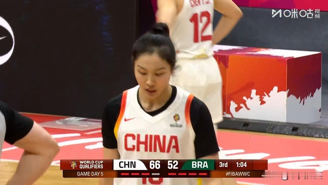 张茹在对阵巴西队的第三节末端替换上场，上场立马后犯了2个错第一个是在篮下接队友传