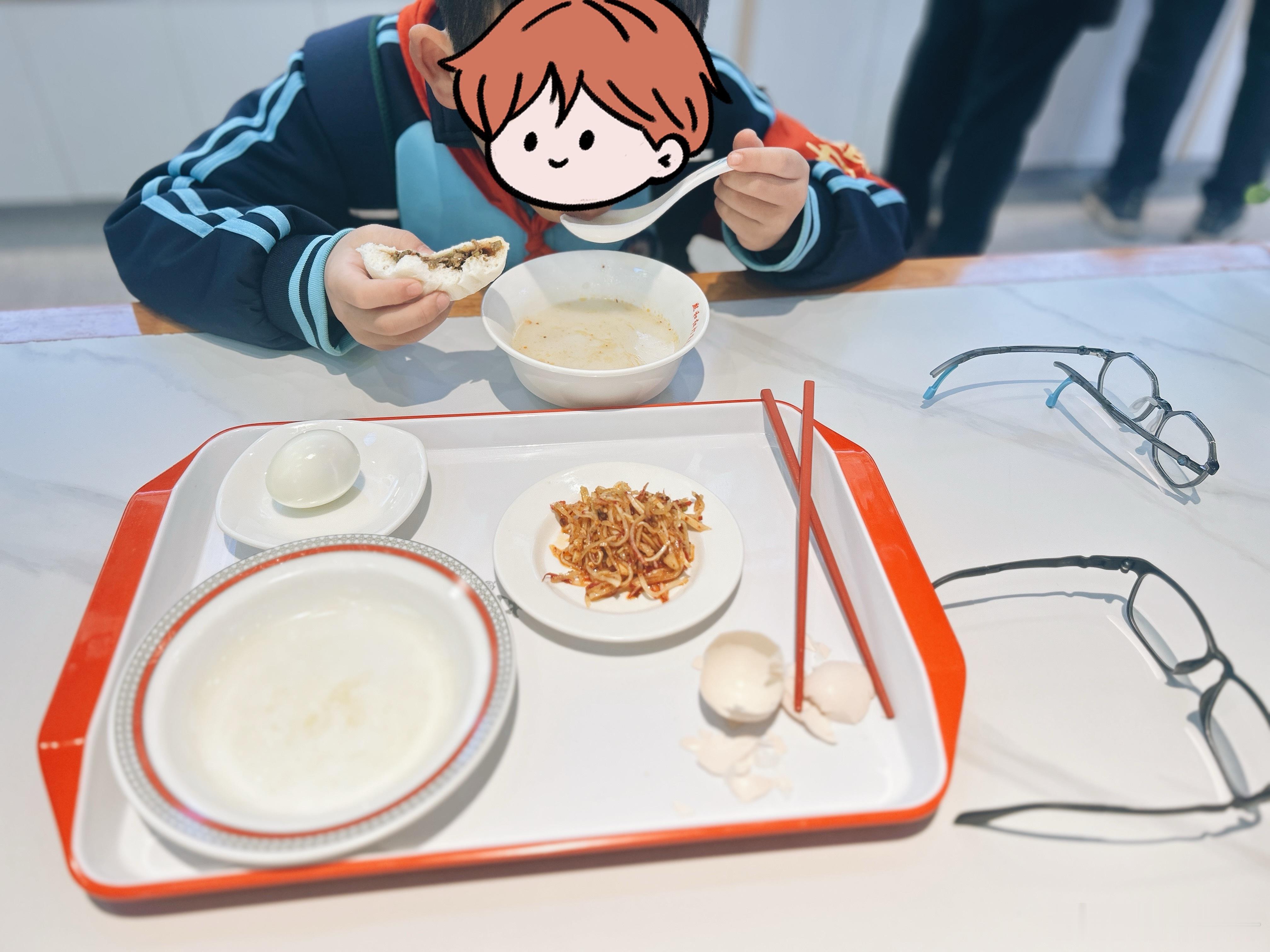 早餐的快乐时刻：粥配包子再加口小菜鸡蛋🥚今天正式运动会娃参加了三个项目开心就好