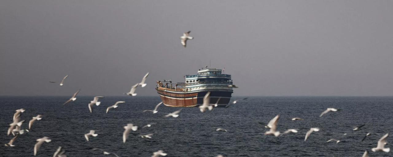 中国船只通过赫尔母子海峡不被打击。因为中国不存在美国的军事基地。中国是伊朗的最大