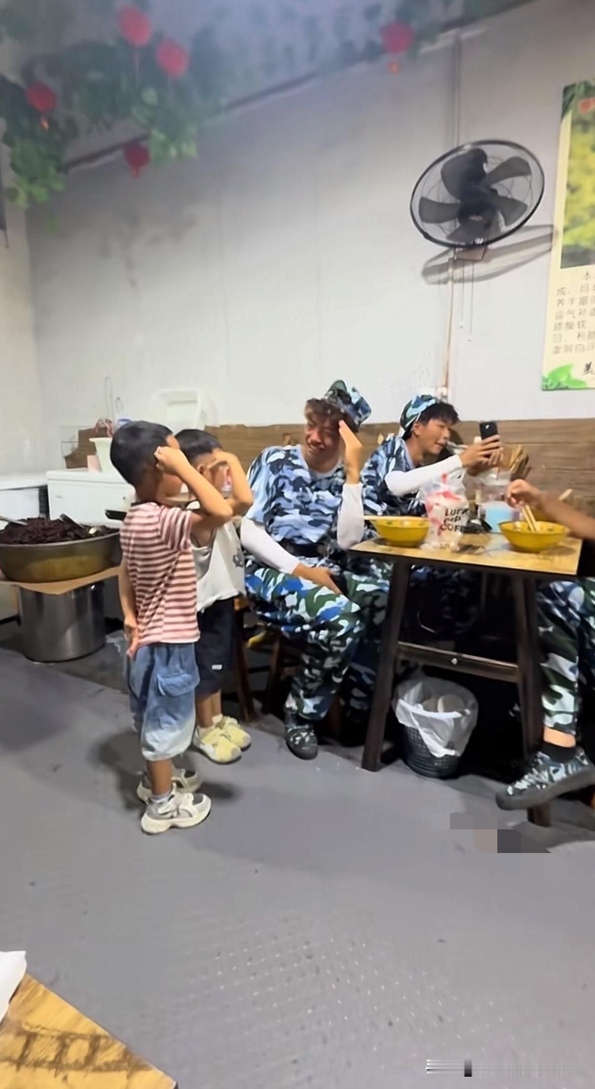 世界上最清澈的两个群体相遇了！几个参加军训的高中生正在一家饭店吃饭，饭店里两个小