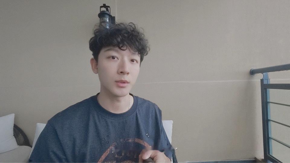 卷毛张晚意、张晚意帽子反戴帽子反戴的卷毛张晚意氛围感封神，蓬松卷发错落散落，帽檐
