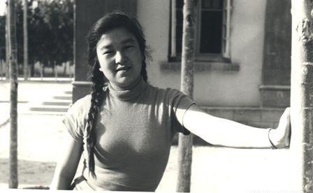 1955年，北京作协的2楼窗口，一双眼睛正死死盯着楼下做操的年轻女人。她22岁，