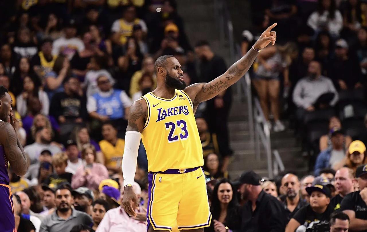 詹姆斯连创2项NBA历史纪录助湖人终结对快船11连败，与诺维茨基成历史唯二球员！