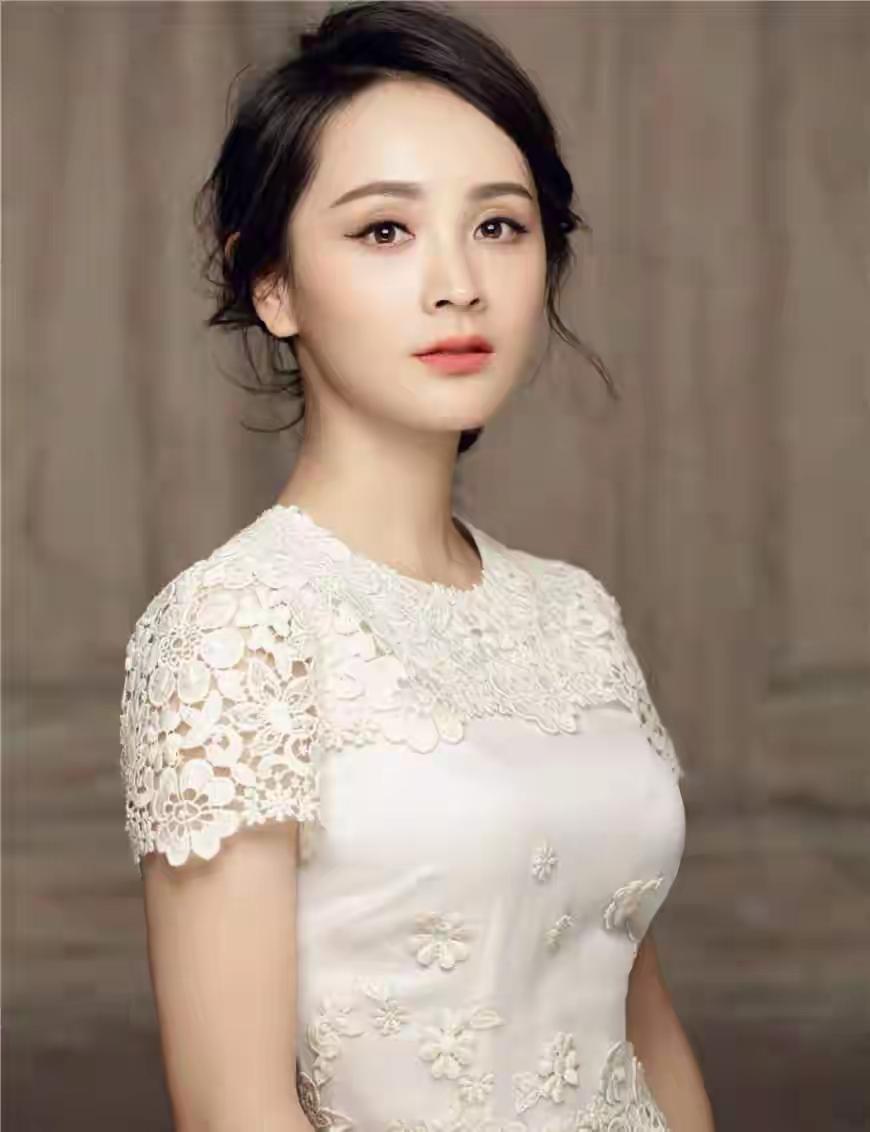 近日，知名演员邓莎在一次访谈中坦率地披露了自己的人生感悟：“我是丧偶式婚姻。”这