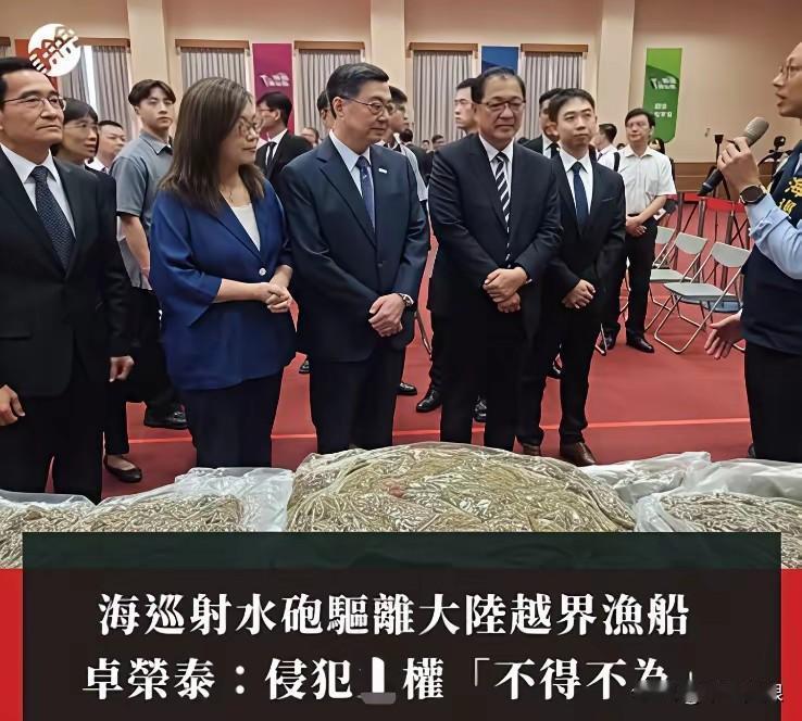 卓荣泰恬不知耻地公开向媒体说，这次已向大陆渔船攻击的“云林舰”大副周伯彦颁奖，并
