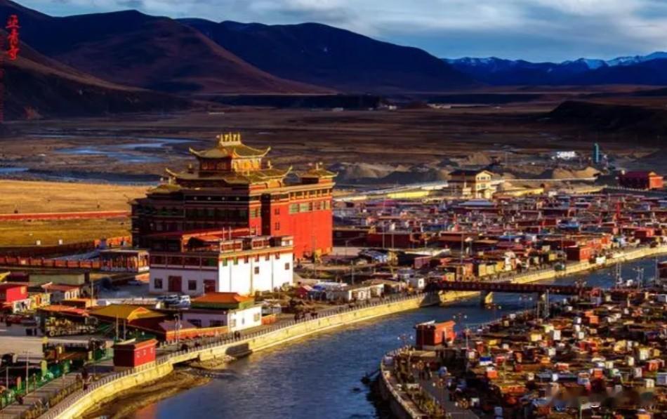 亚青寺是我国最大的尼姑庵，这里有2万多名修行的女性，她们的年纪大都在20岁左右。