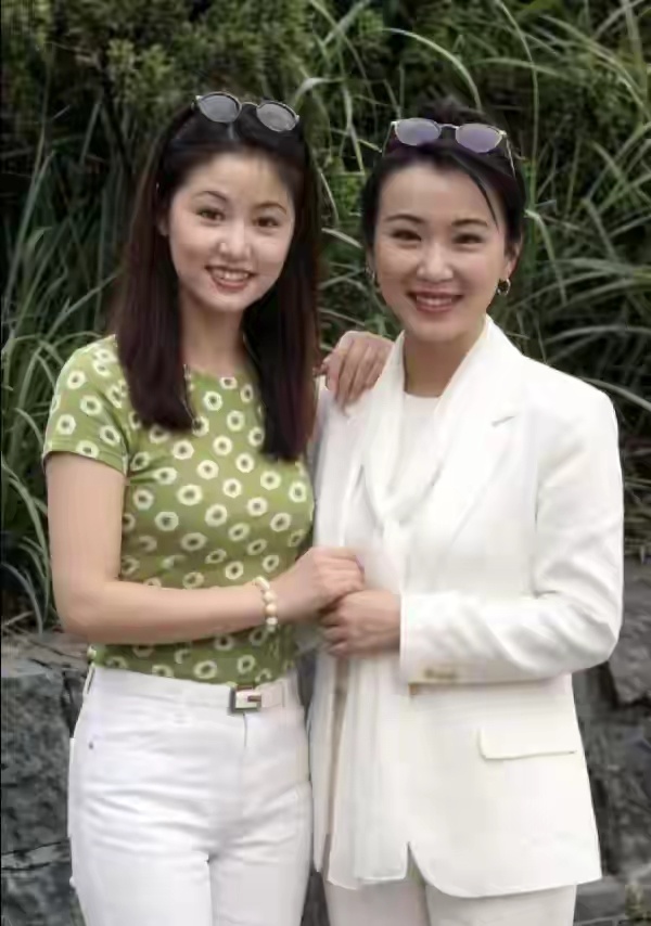1997年，21岁的林心如与29岁的萧蔷剧外合影，两位美女青涩美丽！ 