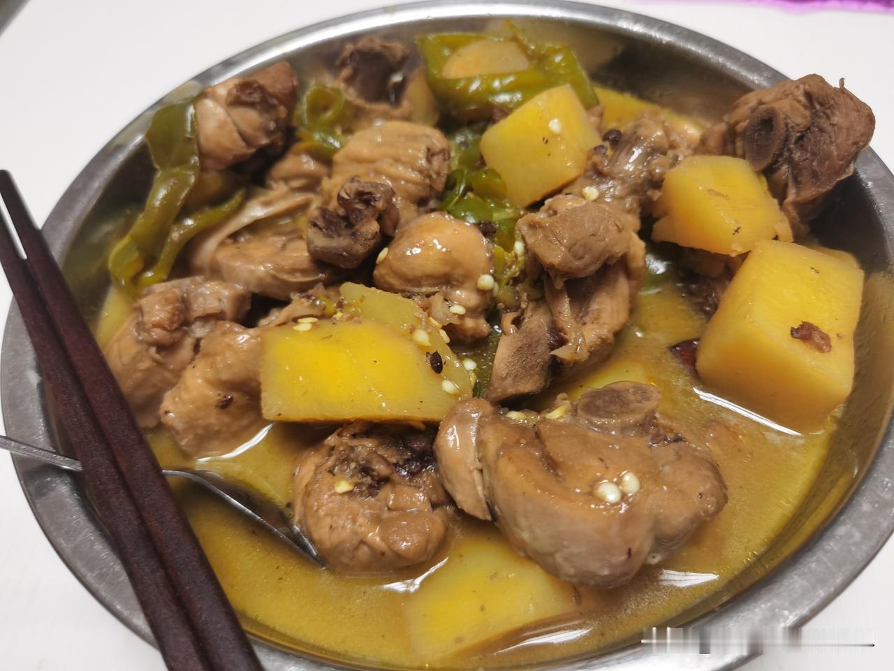 晒图笔记大赛今天就晒晒美食吧，土豆炖鸡块[呲牙]