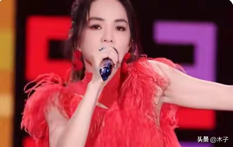 谁看了Ella重庆演唱会不感慨：这姐和重庆，简直是天造地设的一对！
 
很多人说