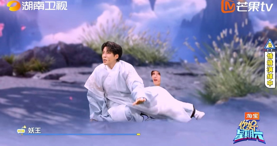 丁程鑫一款可移动的提词器 “绿幕不 NG” 环节小丁化身靠谱移动提词器，高瀚宇每