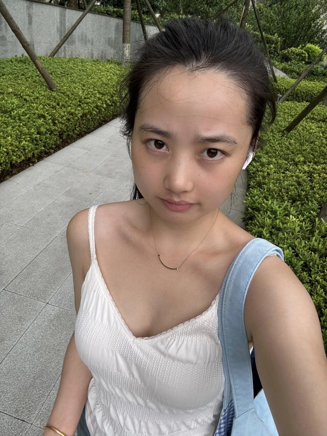 素颜照就是一个大美女了，这要是化上妆那还不知道要有多么的漂亮呢。