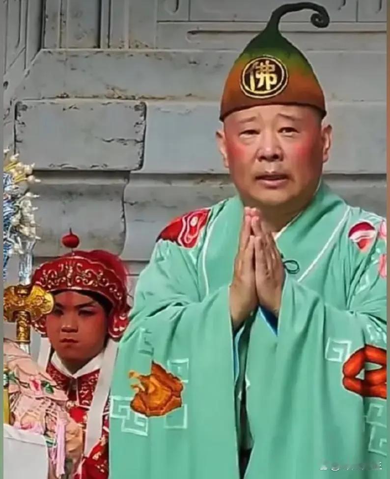 【大乎闲话】时刻提防同行陷害的郭德纲，结果被自己的无知害了。
但凡有点文化和政治