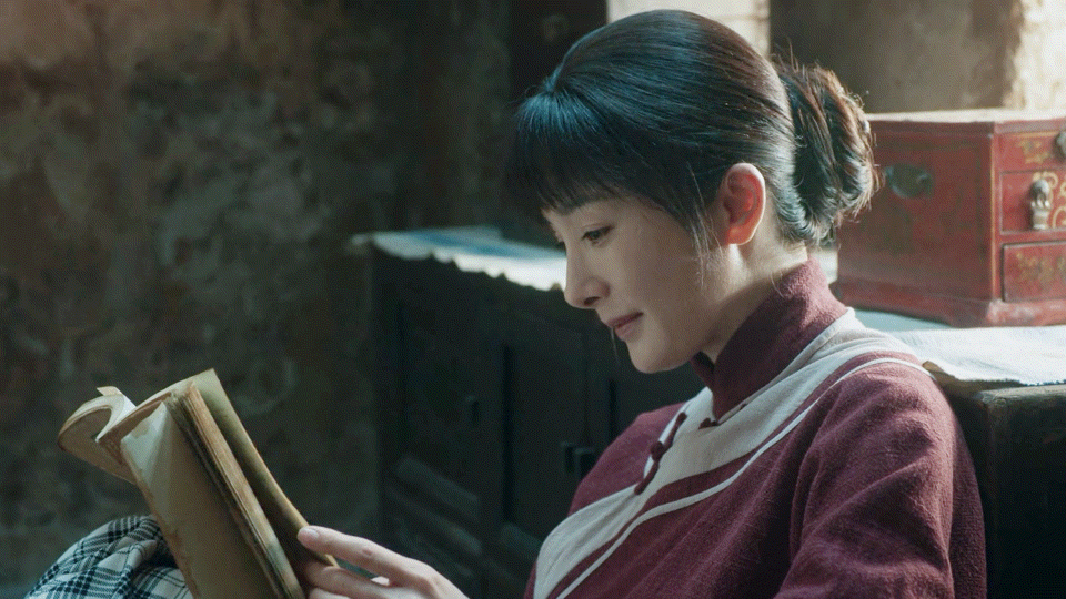 怀孕后的宁绣绣好温柔啊，看着书和肚子里的宝宝说话，杨幂对小糯米也是这样吧[送花花