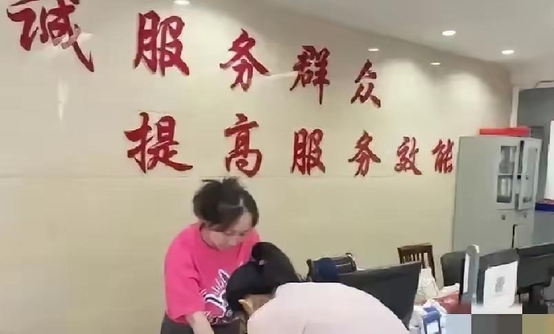 年轻人 有位在社区任职的亲戚说，从前发愁上访事务，如今反倒为“闲置青年”犯难。年