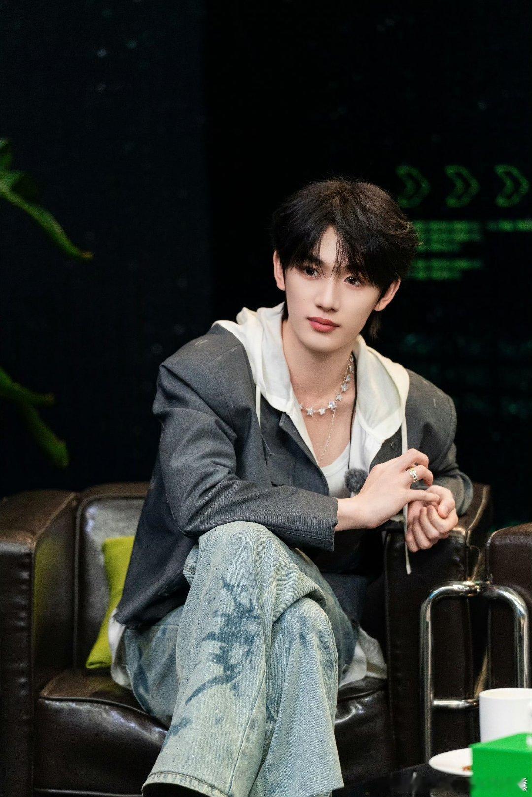 丁程鑫 开始推理吧4 🦊 丁程鑫你好星期六    我本桀骜少年，不信鬼神不信人