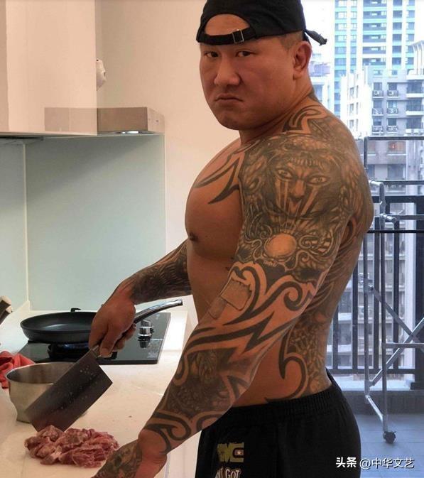 “人为刀俎、我为鱼肉”。
台湾省网红46岁馆长陈之汉直播说：“励志报效祖国，要把