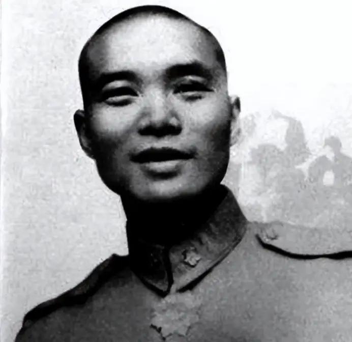 有一年，沈醉出差，路过一小县城，见一支出殡队伍甚是古怪。打头的老头面色铁青，双目