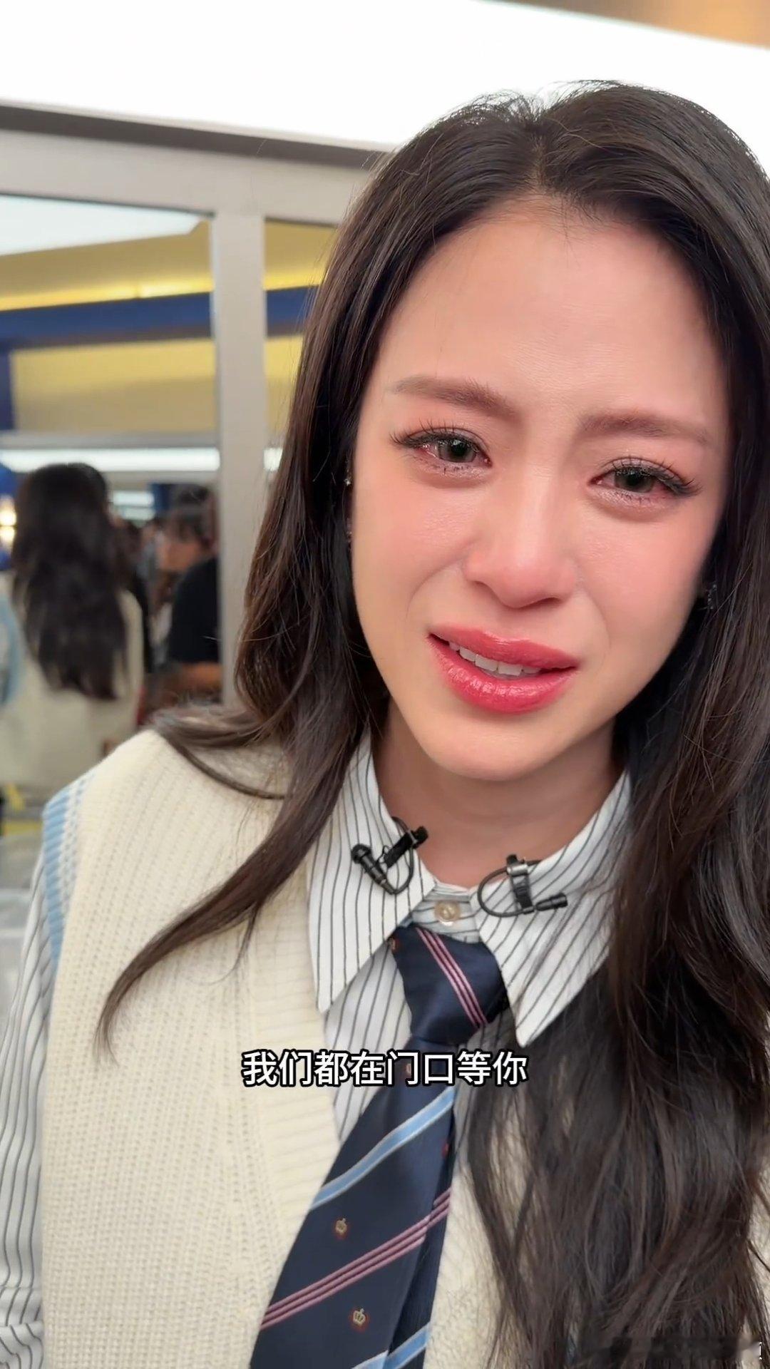 江语晨江语晨下班路透哭了江语晨下班在车上哭了 江语晨在回去的车上也哭了😭压力太