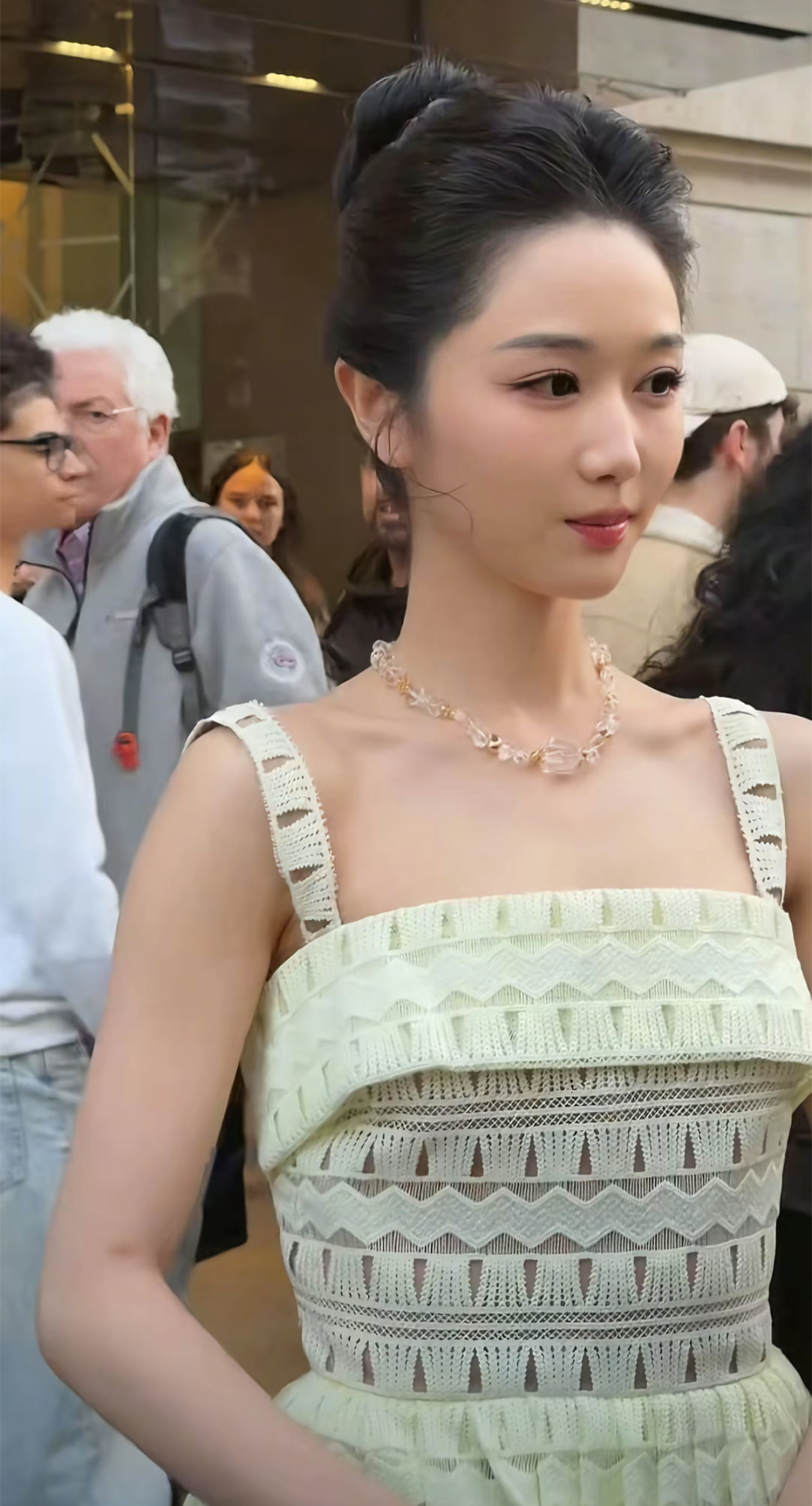 岳雨婷晒纪梵希邀请函喜欢努力的雨婷呀，好美吖好美吖 