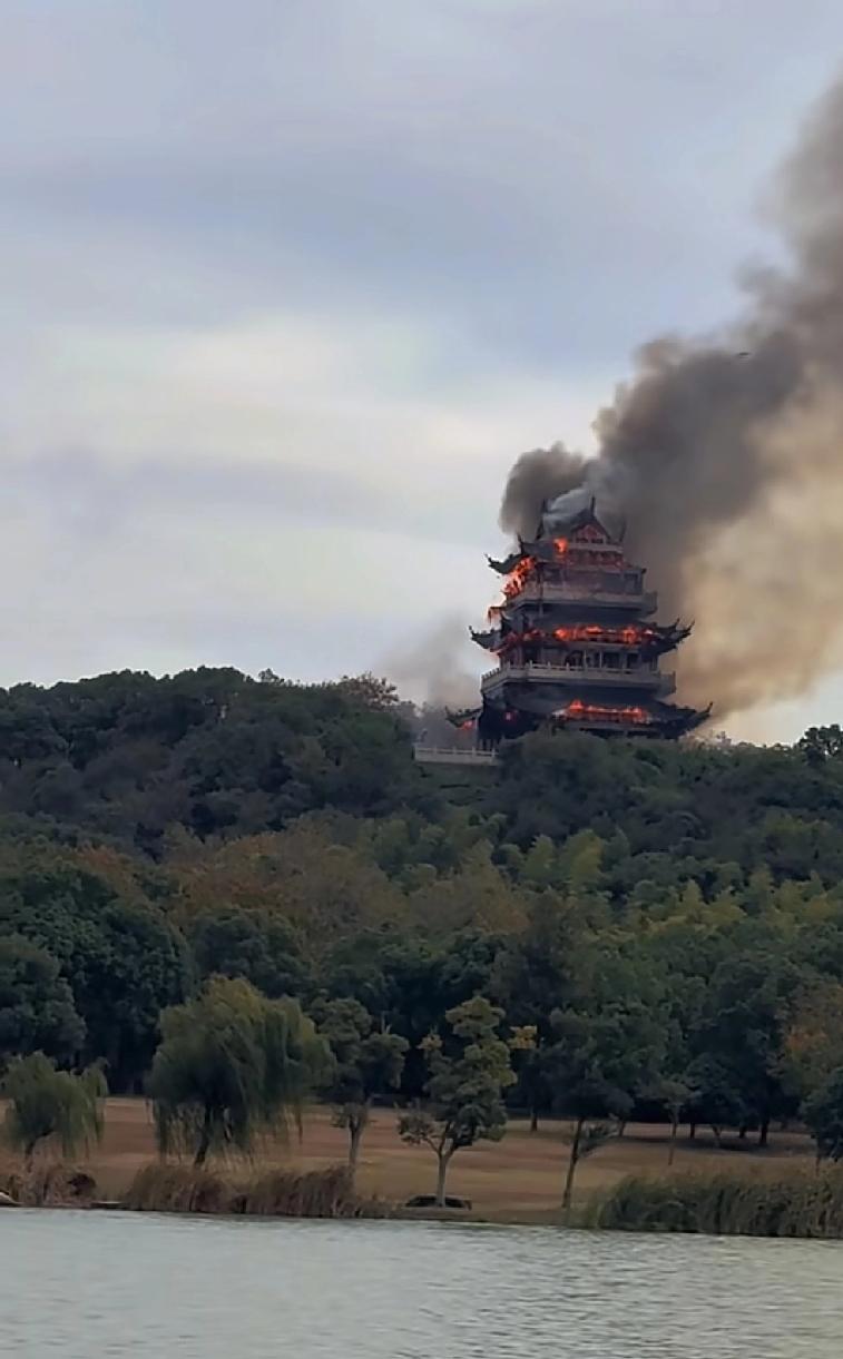 上千年的建筑，可一定不能在我们这一代失去
苏州张家港市一个景区在今天下午很多附近