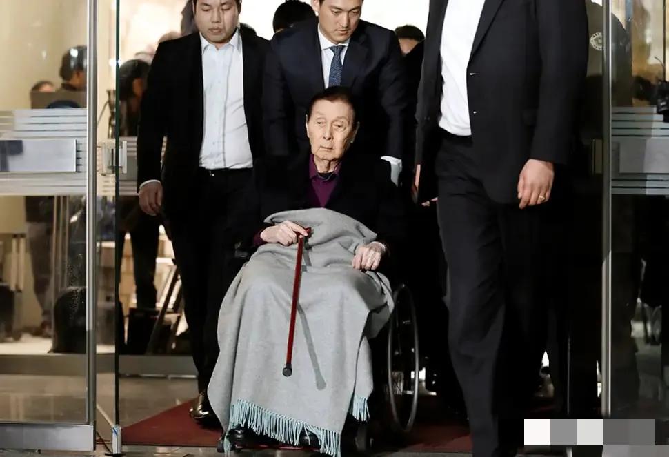 2020年韩国乐天集团创始人辛格浩离世，这个活了99岁的财阀，一辈子靠钱权交易绑