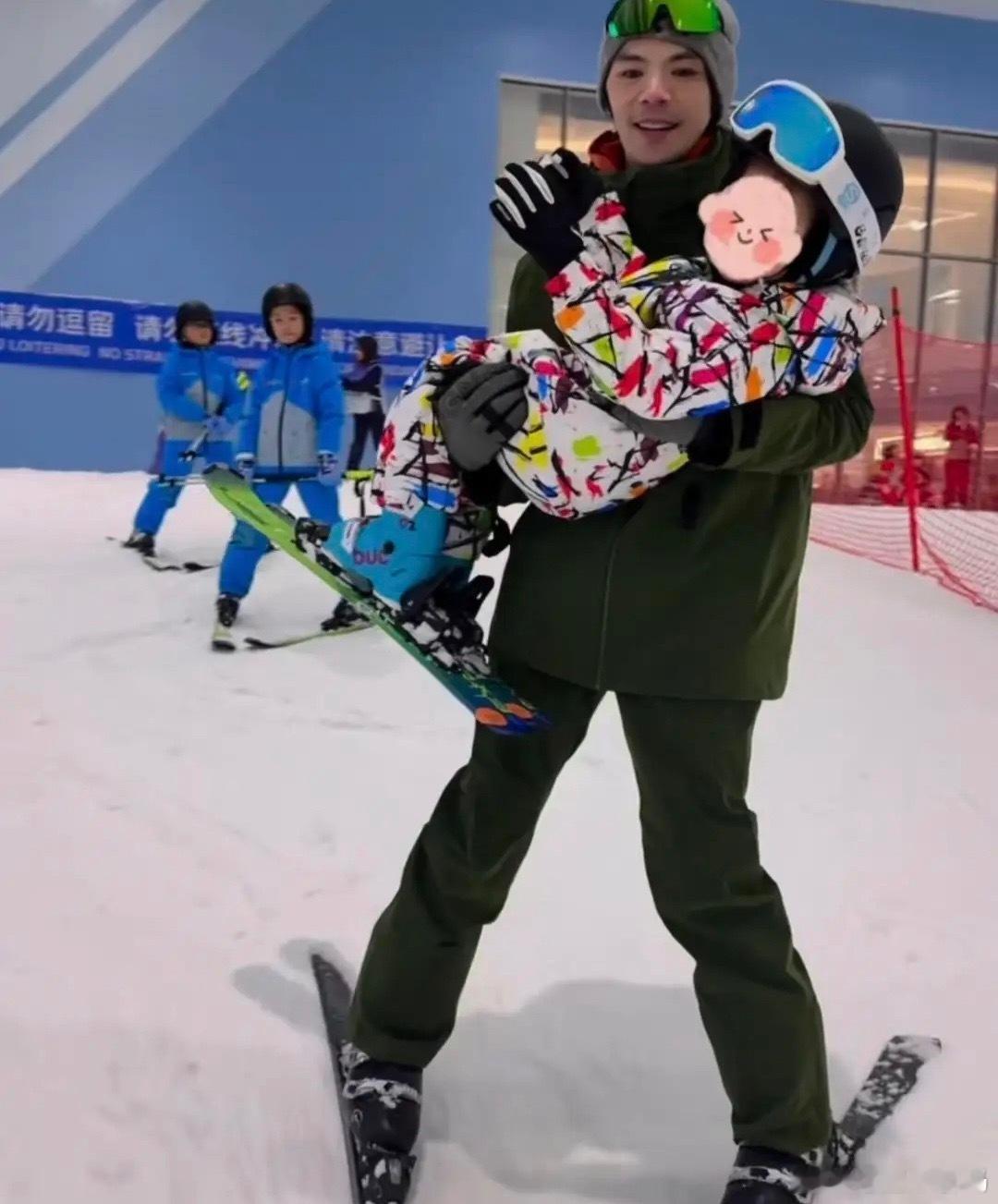 郭碧婷向佐带儿子女儿滑雪，向佐和儿子女儿玩耍，父爱满满！ 