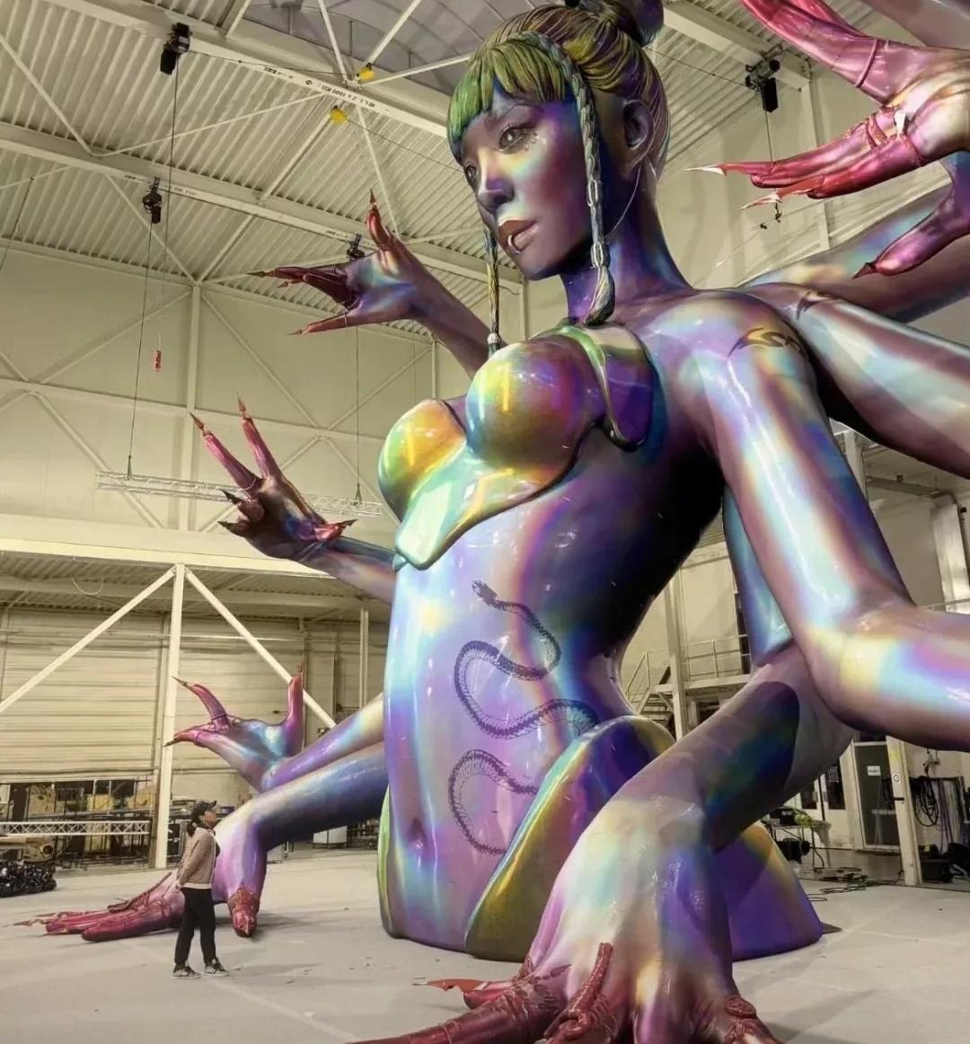 蔡依林演唱会被举报的理由也太离谱了！
说30米机械蛇吸观众运气，金色公牛是光明会