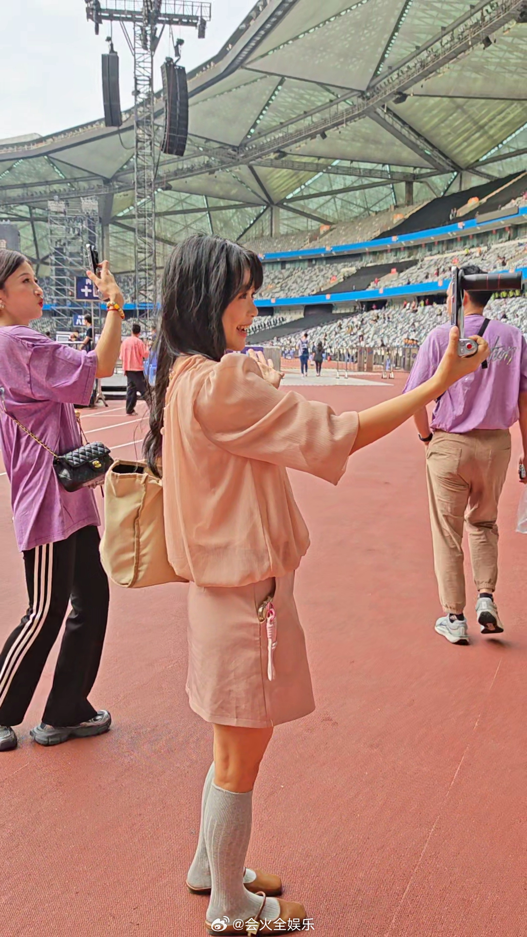 闺蜜你快来这是我给你找的网课教材！别人家的富婆闺蜜一起去看谢霆锋演唱会，二话不说