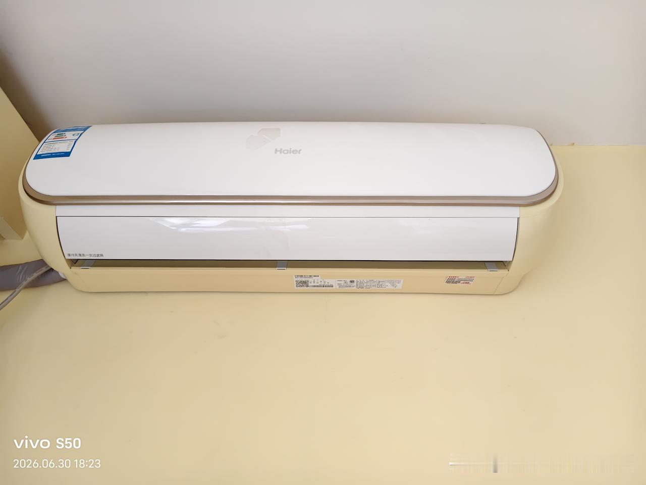 所以联系了专业清洗空调的师傅来家里对空调进行清洗，费用是清洗三台空调机需150元