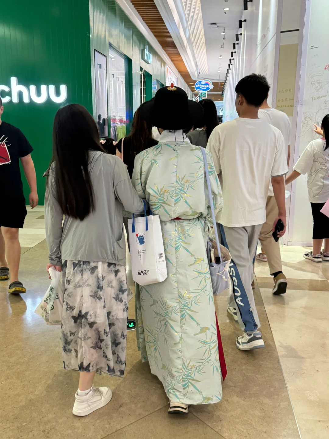 谁能解释一下南京街头这种现象…