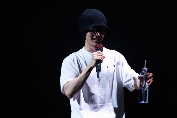 肖战南京站演唱会彩排花絮照肖战南京巡演花絮照存好这组花絮图，场馆里淡淡的氛围感，