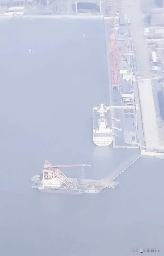 福建舰好像是动了，确实不在原来的位置了，但是并不是出去海试，而是进了船坞，听说现